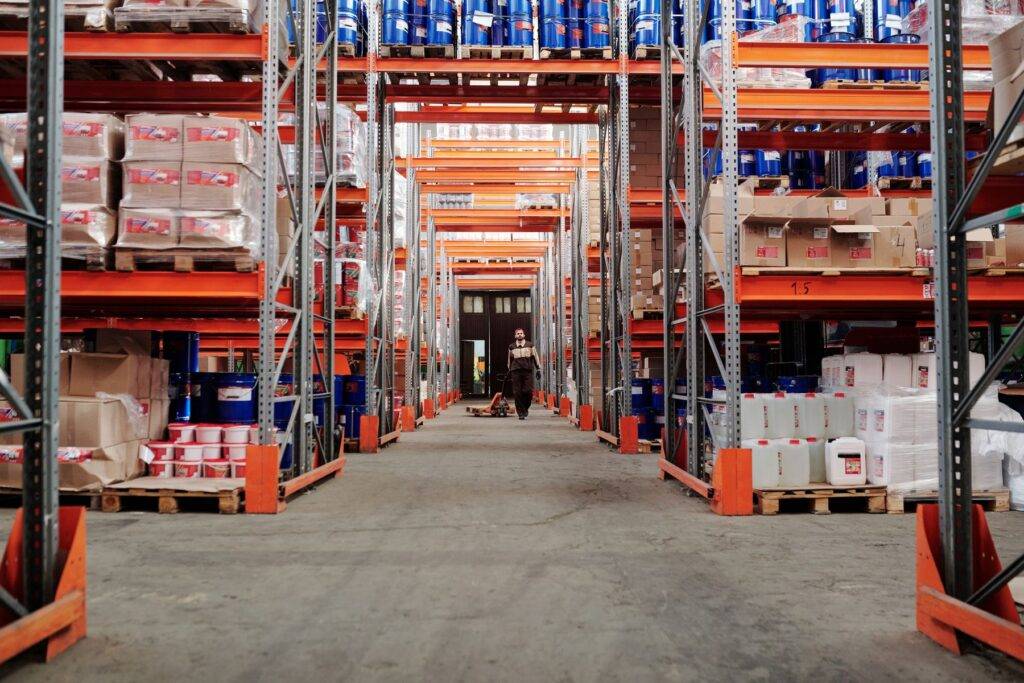 Depósito industrial con estanterías de stock