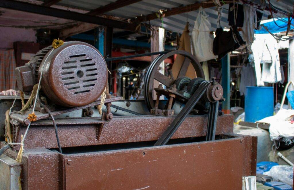 Motor eléctrico con polea y correa en planta industrial