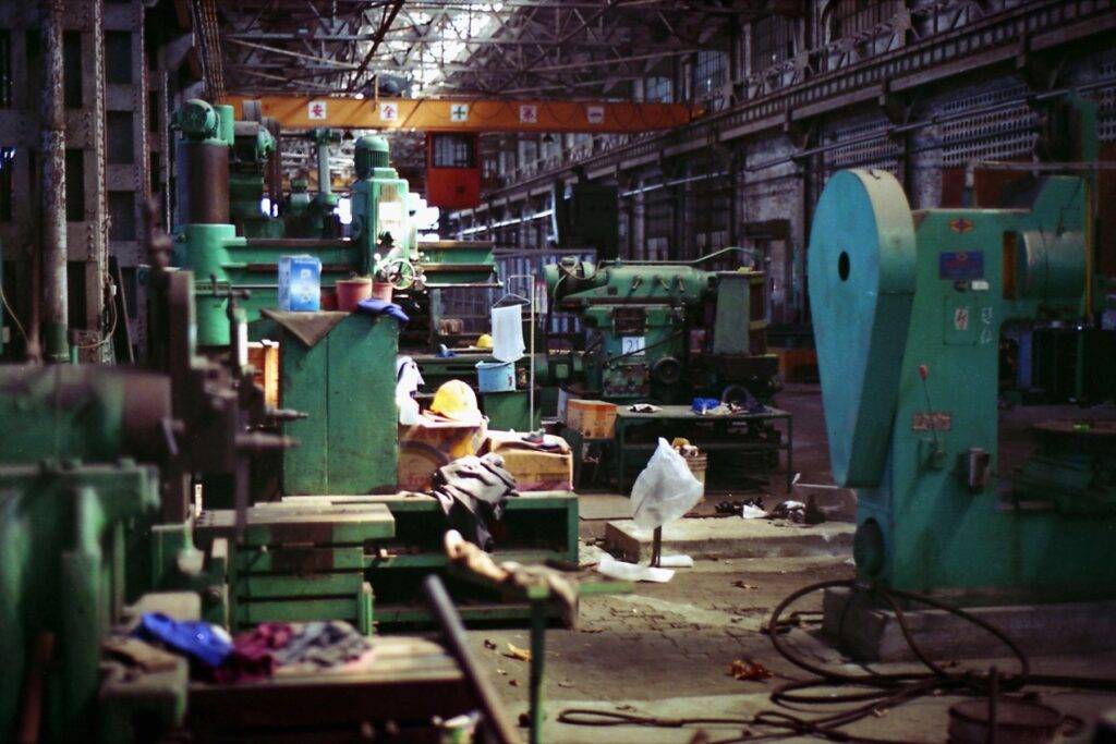 Taller de mecanizado industrial con tornos